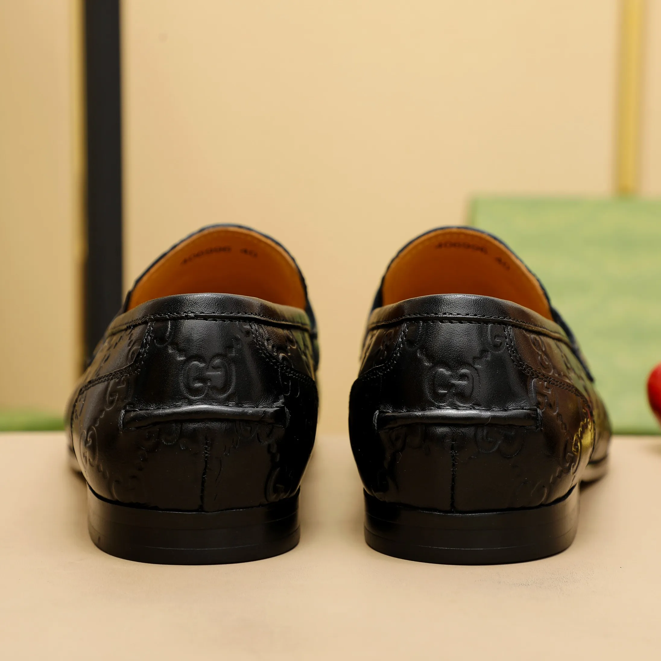 p480 GUCCI 2021 men’s latest casual leather shoes👞! Available at counters simultaneously! A one-to-one replica of the original. All imported top layer calfskin. The interior is made of top-grade cowhide, and the original factory-supplied rubber outsole is used. Leading new fashion concepts. Black, brown, matching sizes: 38-45